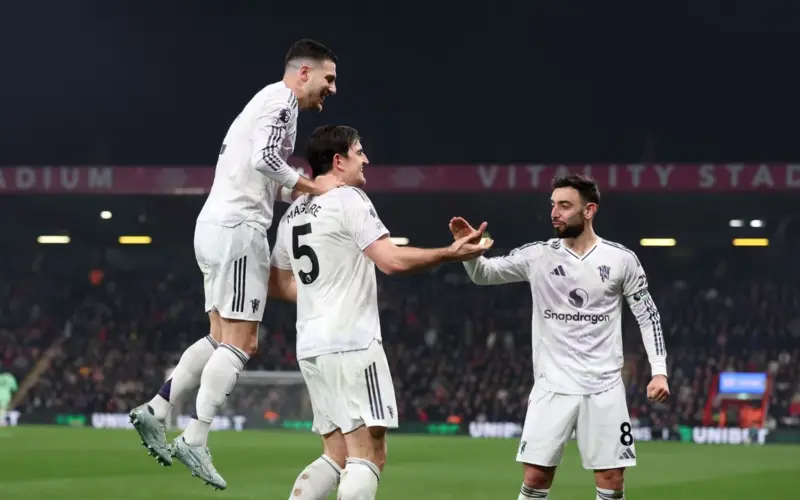 رسميًا.. مانشستر يونايتد يُعلن تمديد عقد نجمه